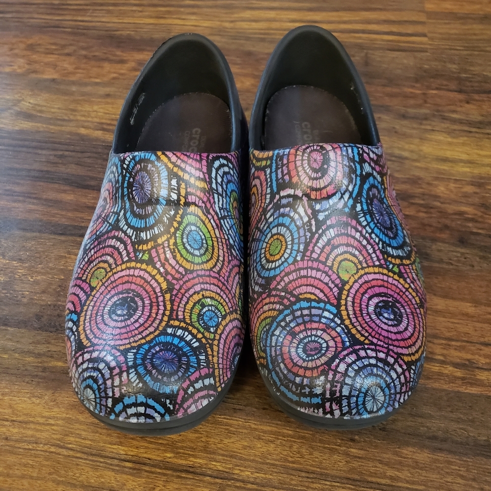 Crocs size W8 Neria Pro II Graphic Clog Black Floral Slip Resistant Nursing Clog